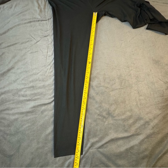 Eddie Bauer Black Streamlined Leggings

#1105 - Picture 4 of 6